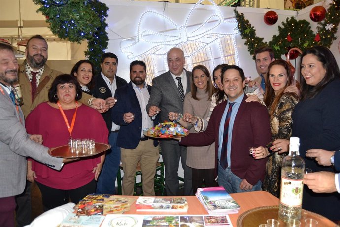Antonio Ruiz (centro) en el estand de Rute en la Feria de los Municipios