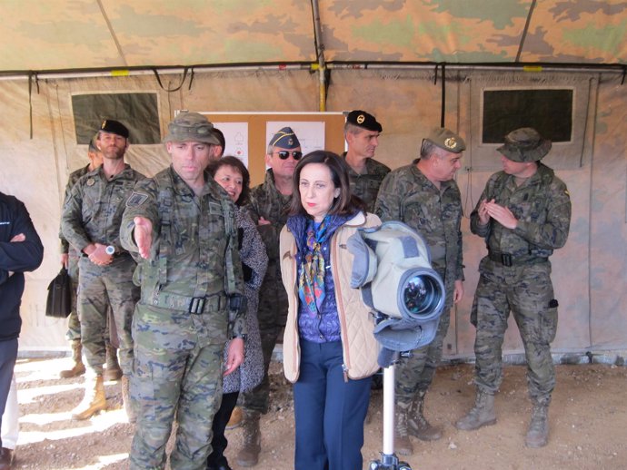 Margarita Robles, en el campo de maniobras de la BRI X