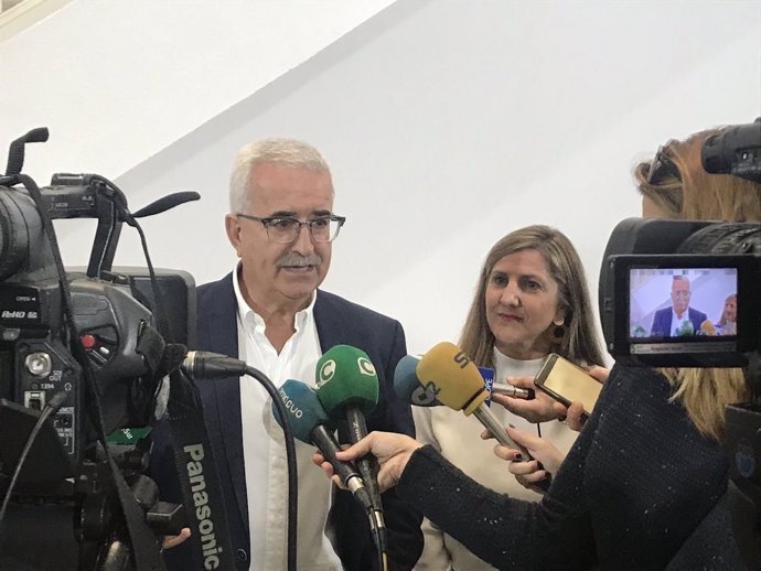 Jiménez Barrios atiende a la prensa en Cádiz
