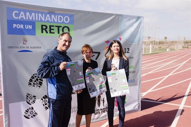 La Diputación se suma a la UAL en la actividad 'Caminando por un reto'.