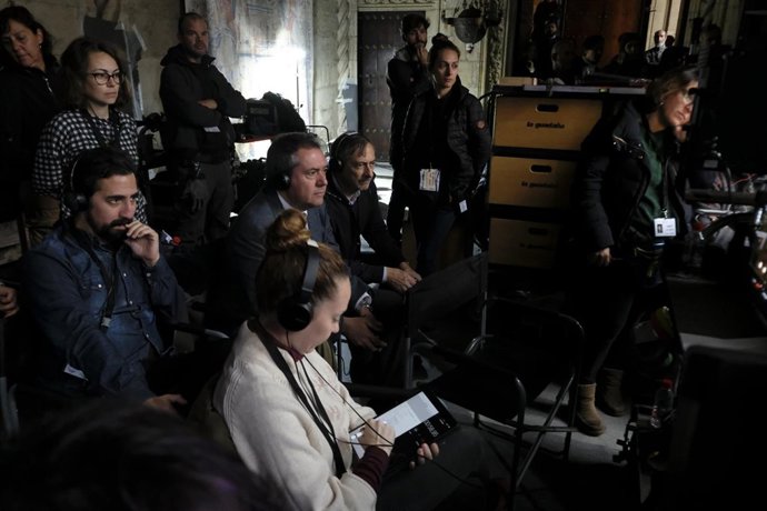 El alcalde de Sevilla visita el set de rodaje de la serie La Peste