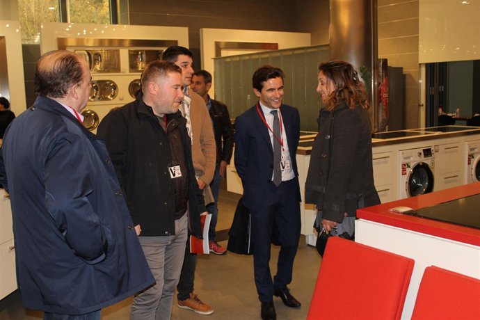 El secretario general del PSOE de Santander, Pedro Casares, visita TEKA