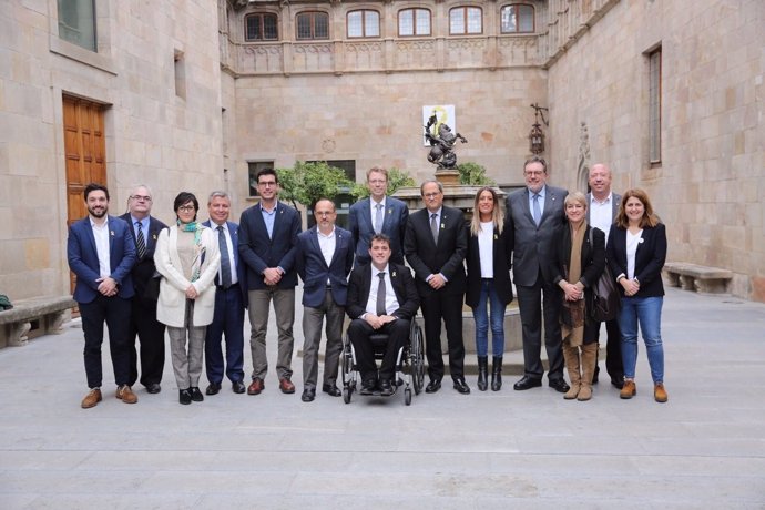 El pte. De la Generalitat, Quim Torra, con diputados y senadores del PDeCAT