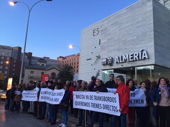 Protesta frente a la Estación Intermodal de Almería