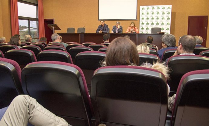 Los regantes del Condado en una asamblea.
