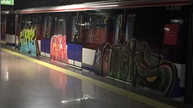 Vagón de Metro atacado por graffiteros