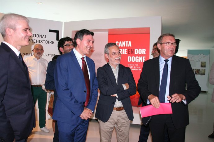 El consejero en la inauguración de la muestra en La Dordoña