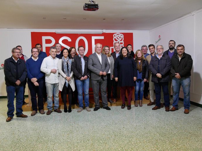 Ruiz (centro) en la reunión con cargos socialistas en Villafranca