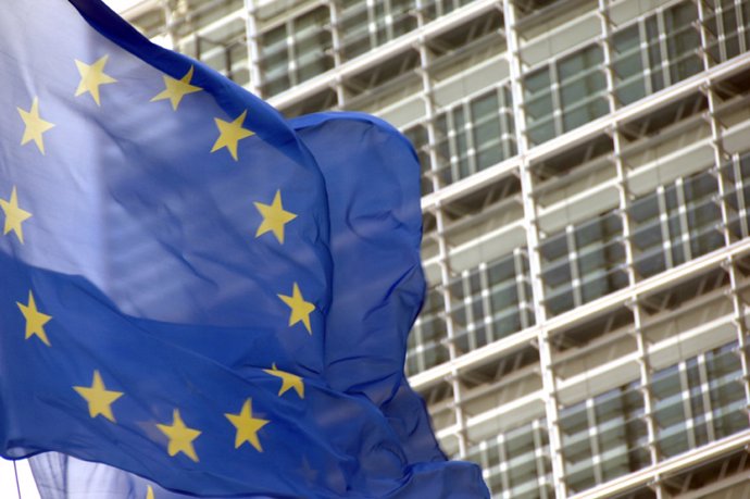 Bandera de la UE enfront de la seu de la CE