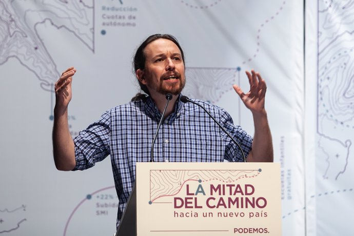  El secretario general de Podemos, Pablo Iglesias, y la coordinadora de Podemo
