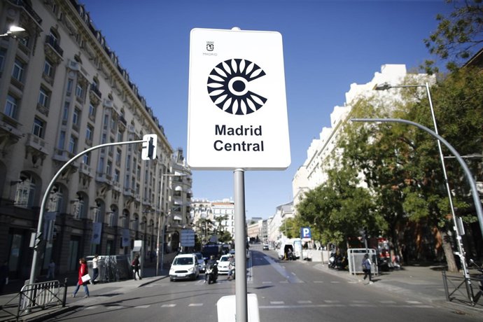 Fotos recursos de carteles de Madrid Central y de líneas naranjas de la nueva or