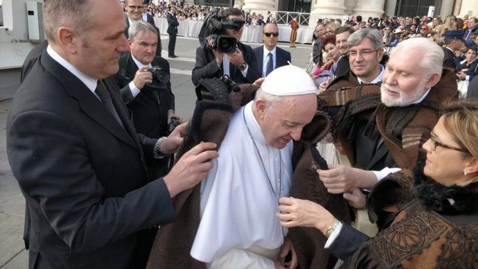 El Papa Francisco se coloca la capa Alistana 31-10-2018