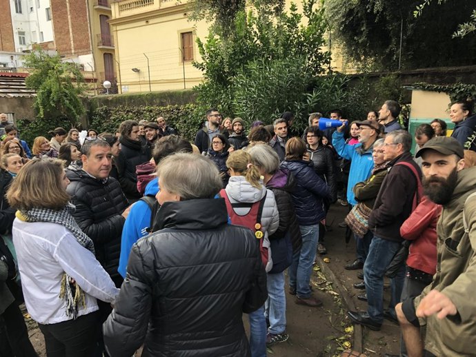 Vecinos protestan por el derribo de tres casas en Gràcia