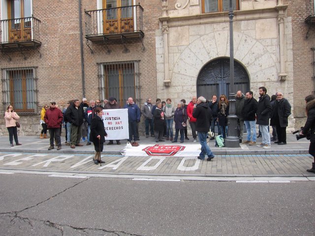 Cacerolada de Stop Desahucios ante la Audiencia de Valladolid.