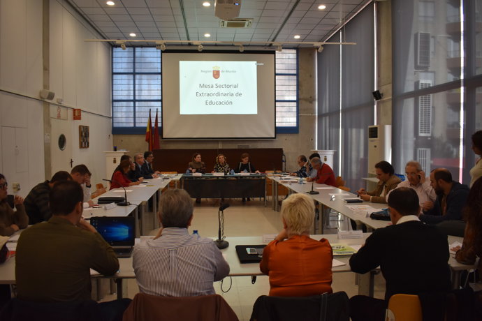 Adela Martínez-Cachá preside la Mesa Sectorial de Educación