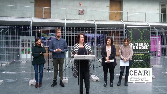 Ainhoa Aznárez inaugura la la exposición 'En tierra de nadie' de CEAR