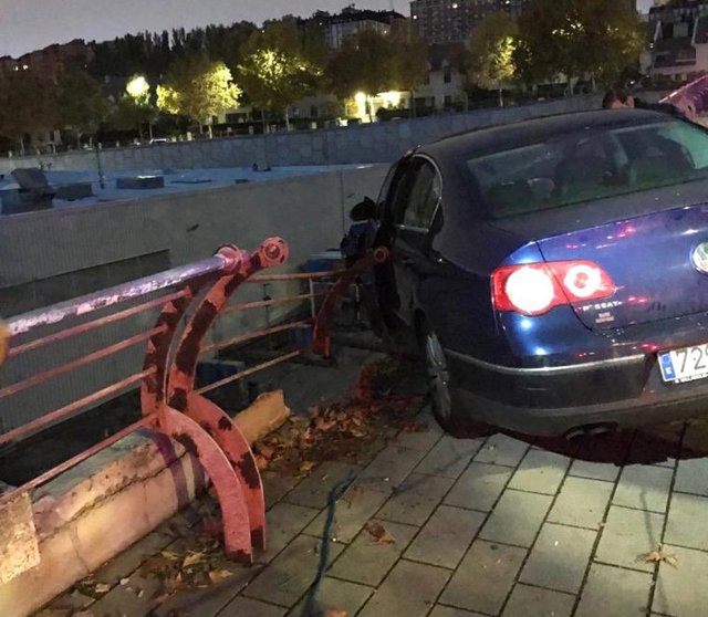 Vehículo accidentado junto a las instalaciones del centro comercial. 9-11-2018