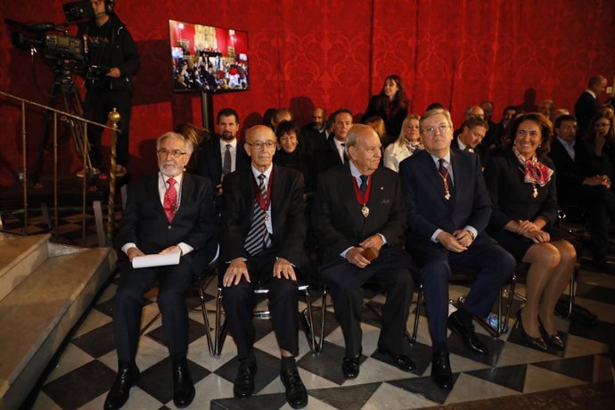 Manuel Estella, en el centro.