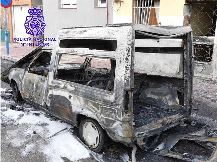 Vehículo calcinado en el incendio provocado