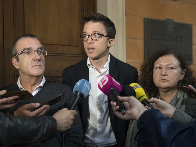Íñigo Errejón durante unas declaraciones junto a Mae de la Concha e Yllanes