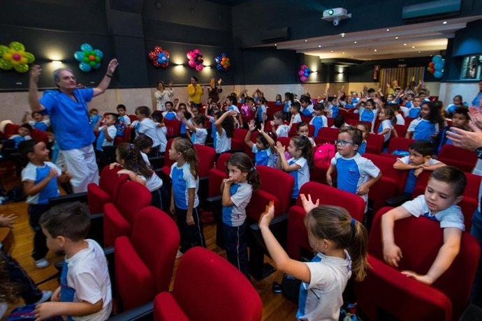 Don Prevención durante su actuación con los niños del Colegio MªAuxiliadora
