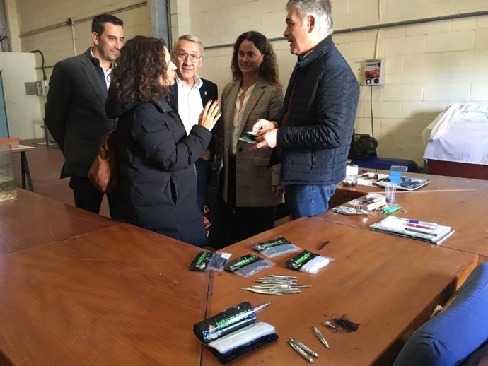 La consejera de Conocimiento, Lina Gálvez, en el CADE de Bonares.