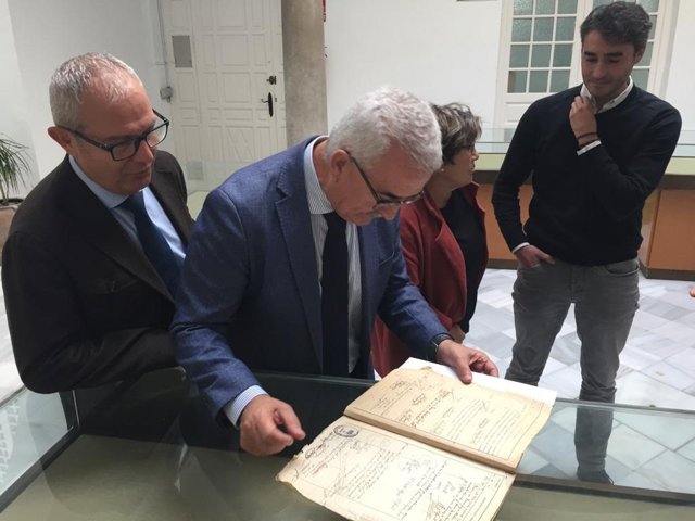 Jiménez Barrios mira fichas de penados del franquismo en el Archivo Histórico