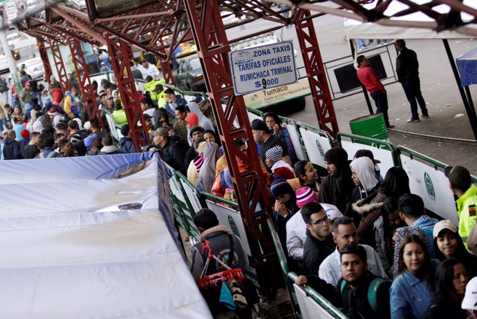 Migrantes venezolanos esperando entre Colombia y Ecuador