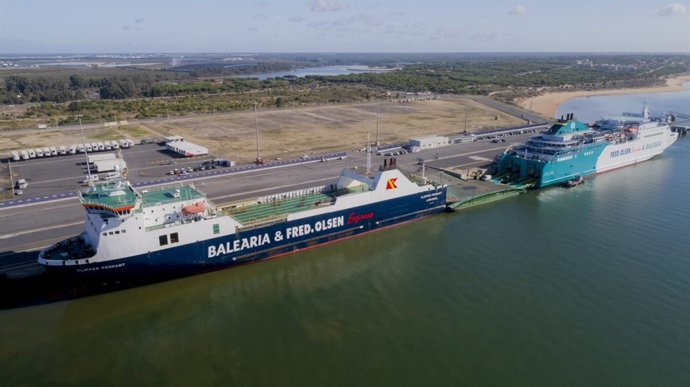 Barcos de Baleària y Fred Olsen, en Huelva.