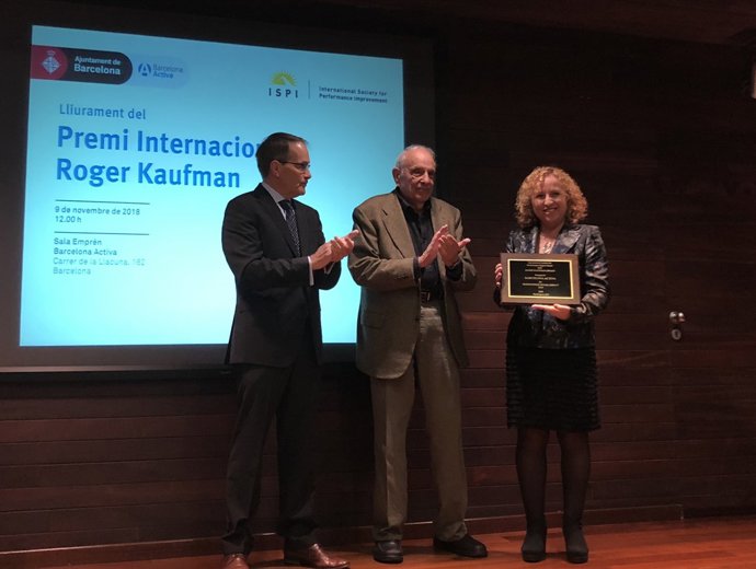 Robert Riley i Roger Kaufman lliuren el premi a Sara Berbel