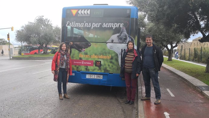 Autobús con el rótulo de la campaña en contra del abandono de los animales