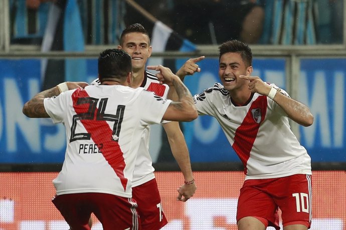 Los futbolistas de River Plate celebran un gol