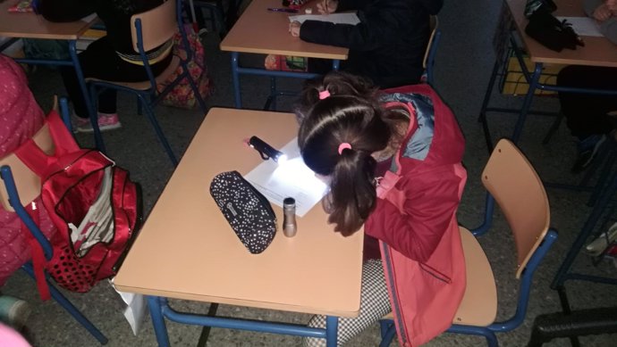 Una alumna escribiendo con una linterna en el 'Pedro Garfias'