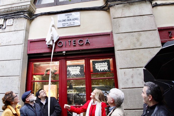 Gerardo Pisarello descobreix la placa del carrer Salomó Ben Adret