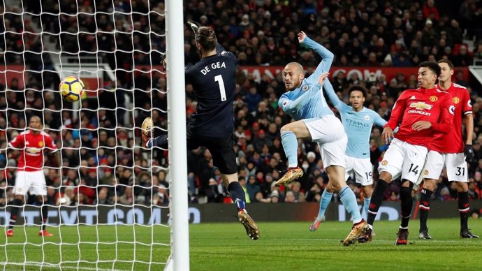 Silva (Manchester City) le marca a De Gea (Manchester United)