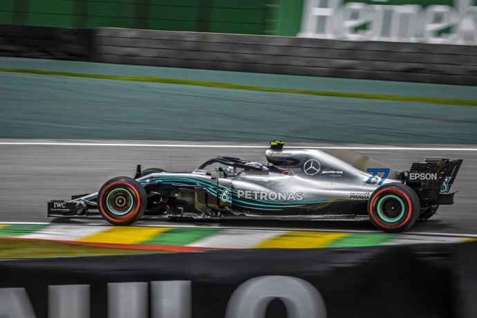 Mercedes, Bottas, domina los libres de Brasil