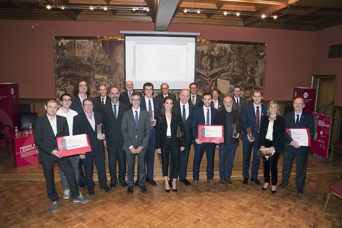 Foto de grupo de los premiados con el presidente de la Generalitat, Quim Torra