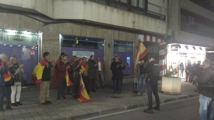 Manifestantes protestando contra la presencia de Dani Mateo en Ciudad Real