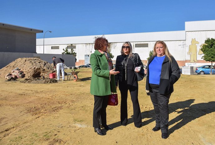 Obras en el solar donde se ubica la Velá del Parque Alcosa de Sevilla