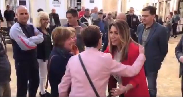 Susana Díaz saluda a una mujer a su llegada al Ayuntamiento de Vera
