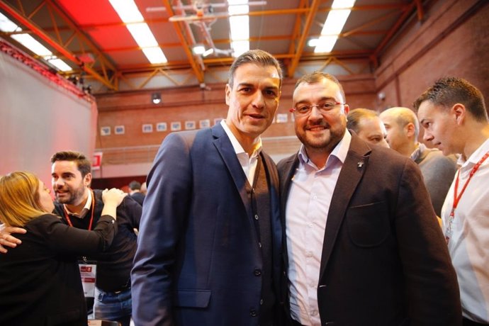 Pedro Sánchez y el secretario de la FSA Adrián Barbón.