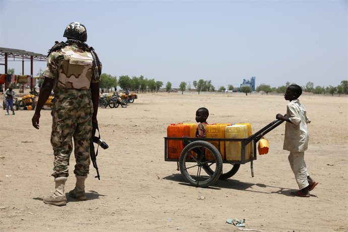 Un soldado y un niño en Nigeria