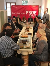 PSOE-A valora su campaña electoral "de cercanía" frente a la del PP, "basada en la injuria"