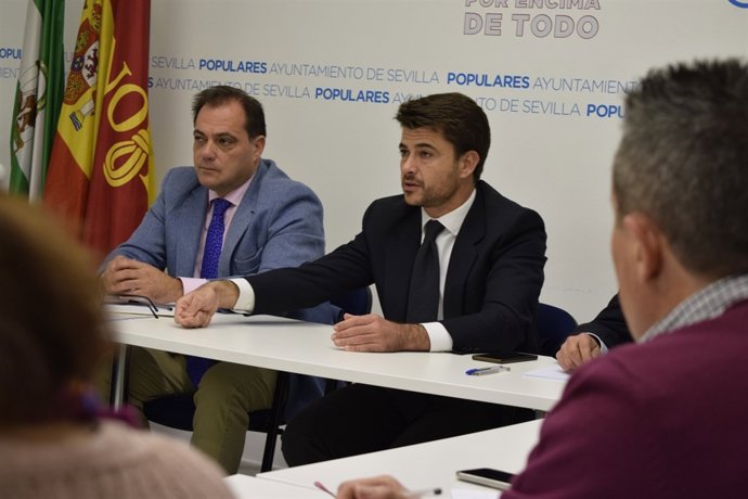 Beltrán Pérez se reúne con taxistas