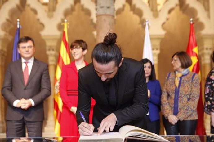 El presidente del Parlament, Baltassar Picornell, firmando Declaración Zaragoza