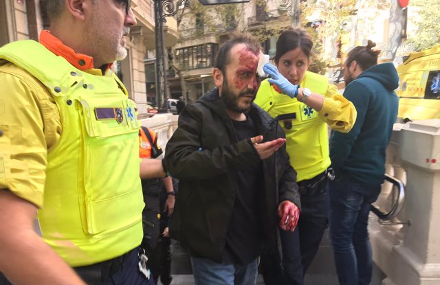 Agreden a un hombre con una bandera de España en el Metro de Barcelona