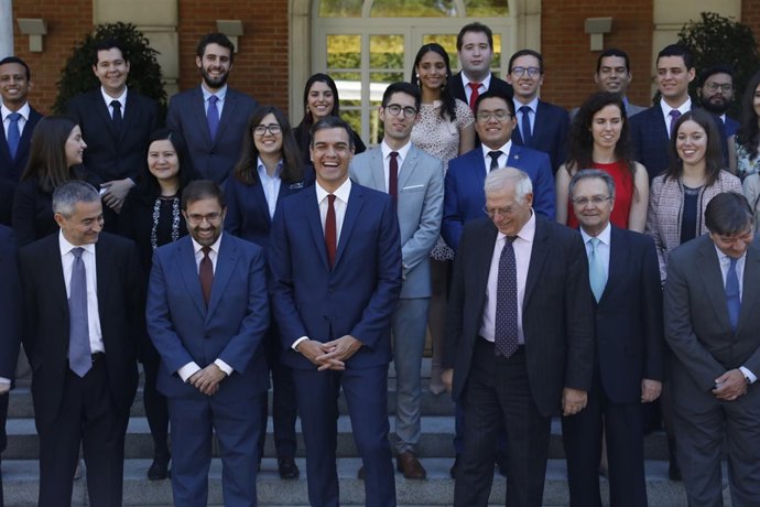 El presidente del Gobierno, Pedro Sánchez, recibe a los integrantes del Programa