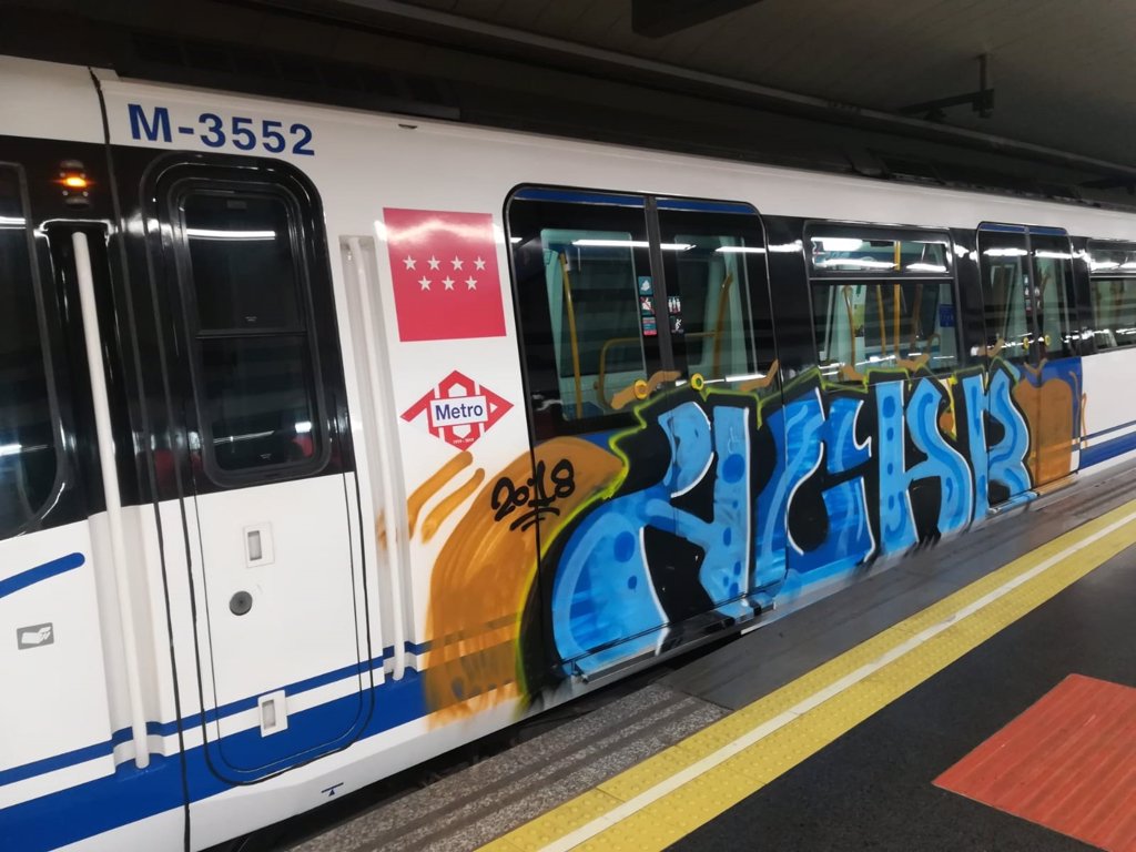 Grafiteros pintan los primeros trenes de la jornada que ...