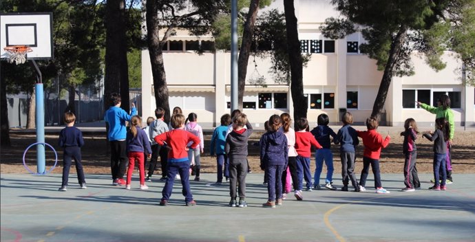 Niños practicando deporte en un colegio 
