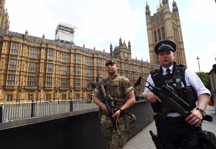 Soldados y policías británicos patrullan cerca del Parlamento